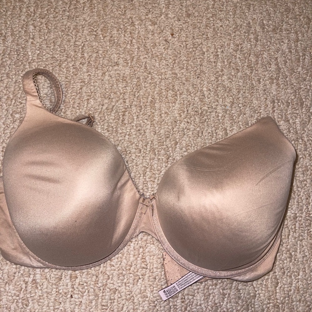nude VS bra